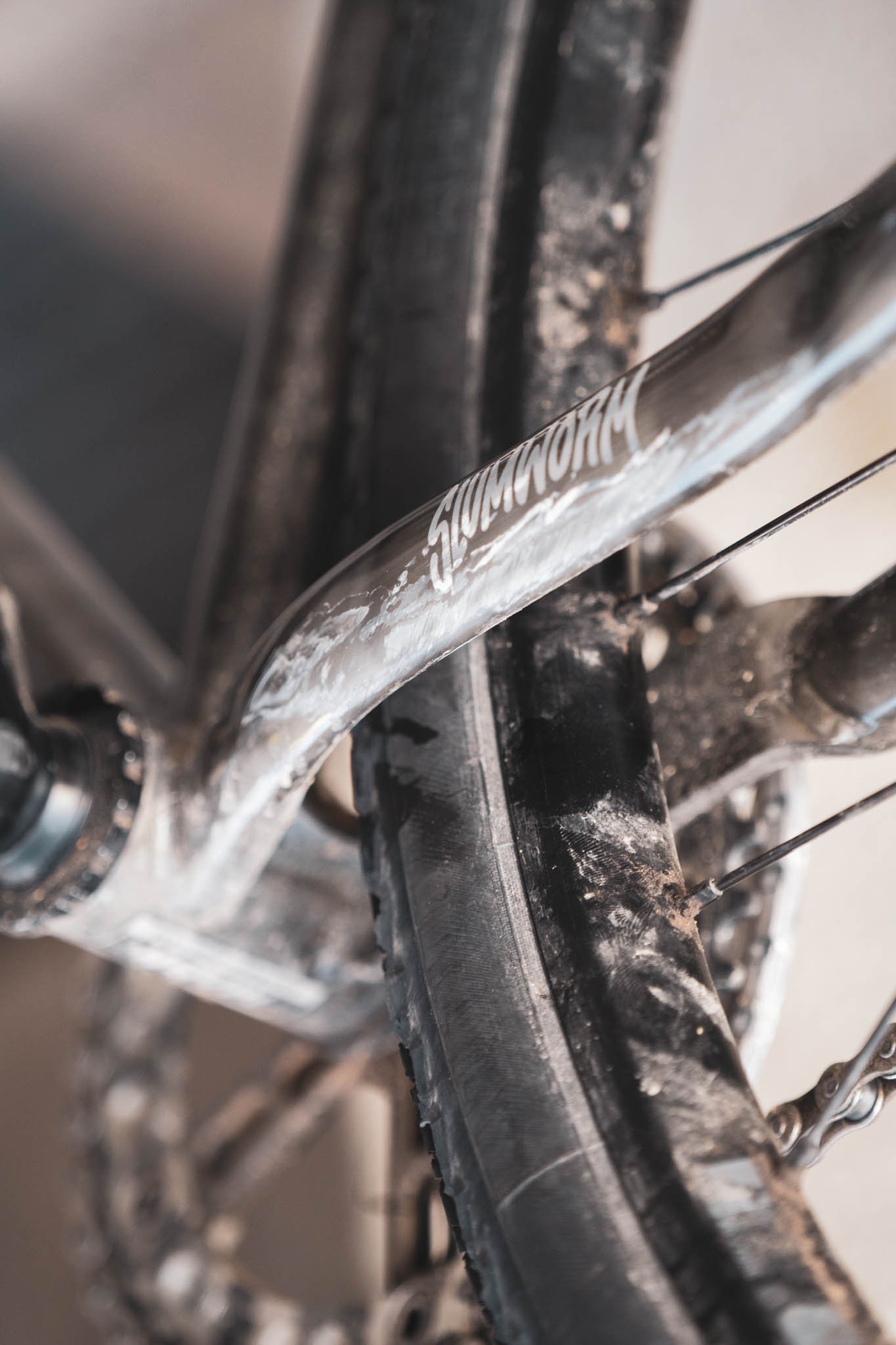 Base arrière usée par les tricks, le long du pneu arrière du vélo de Jackson.