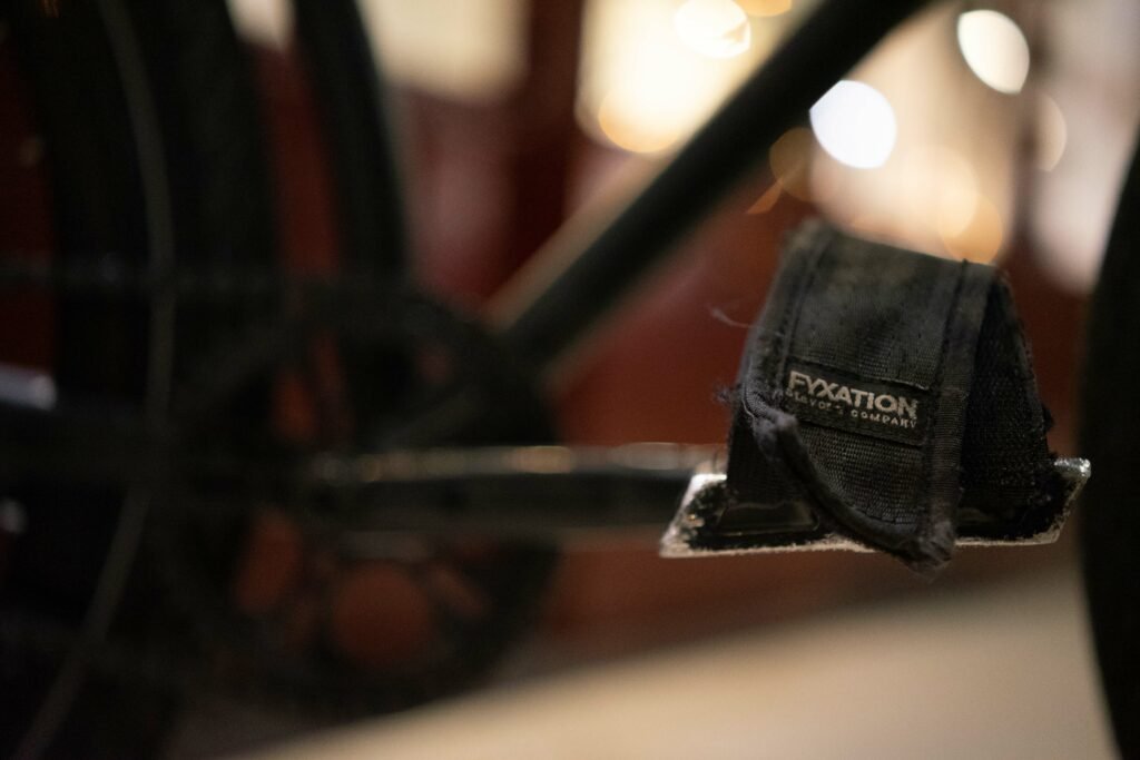 Strap Fyxation sur une pédale plateforme noire.