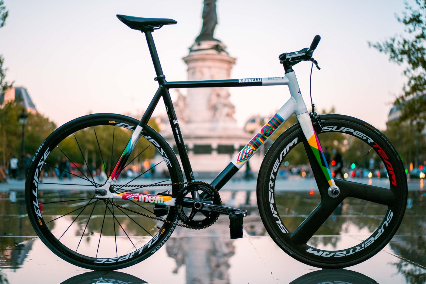 Le Cinelli Vigorelli de Paul, équipé d’une roue avant à trois branches.