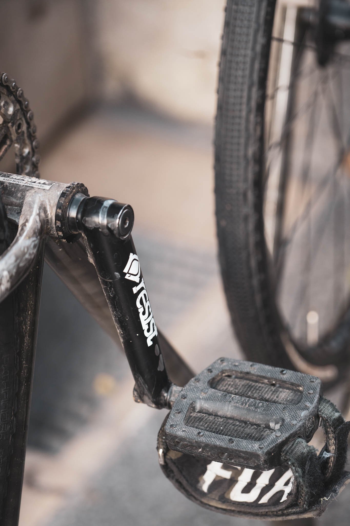 Pédale marquée, manivelle et strap FOAD sur le vélo de Jackson.