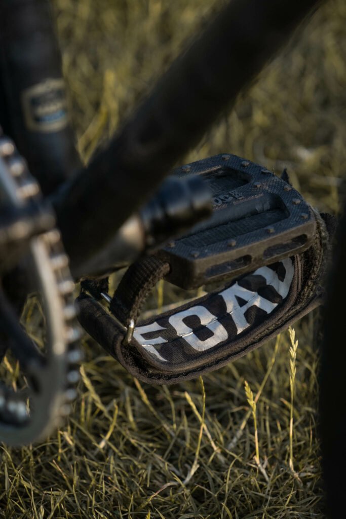 Strap FOAD fixé sur une pédale plate.