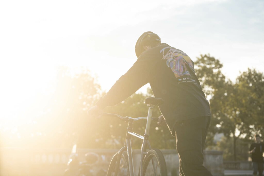 Jackson penché sur son vélo dans la lumière dorée du soir.