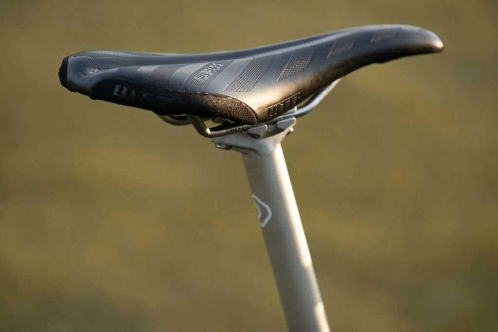 Selle noire et tige de selle argentée du vélo de Jackson.