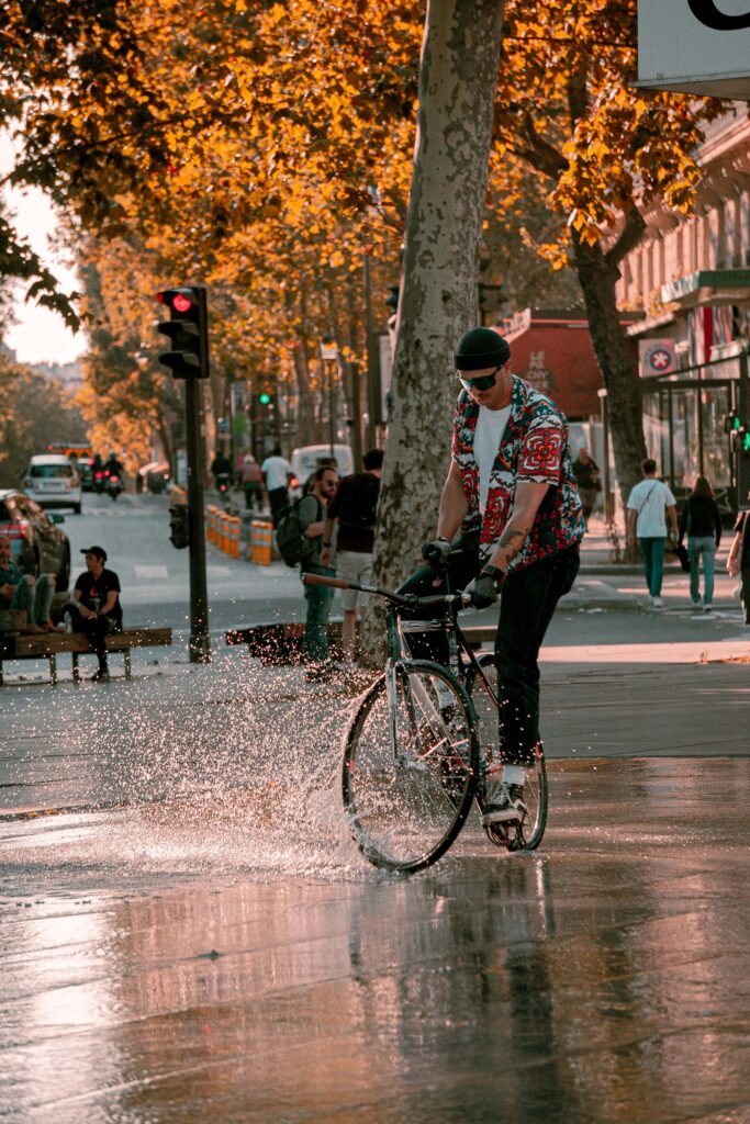 Rider penché dans un virage à côté d’un jet d’eau.