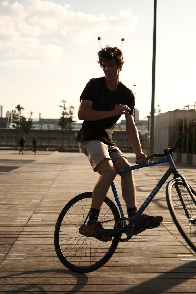 Rider faisant tourner son fixie sur une esplanade ensoleillée.