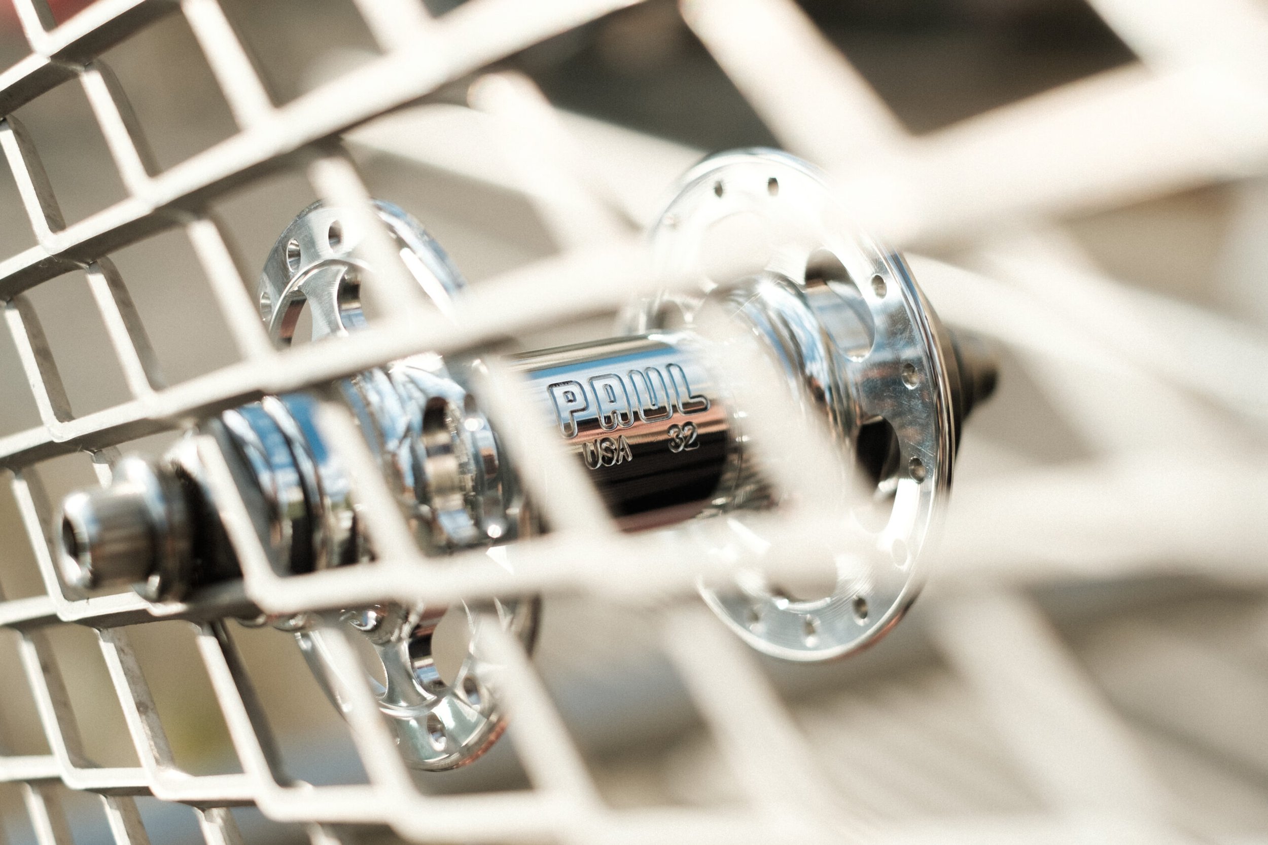 Moyeu poli Paul Components posé contre une grille claire.