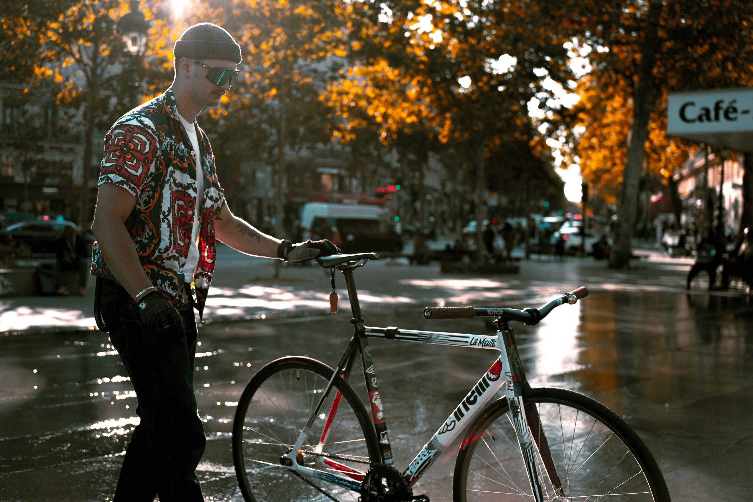 Rider debout près du Mash Parallax sous des arbres d’automne.