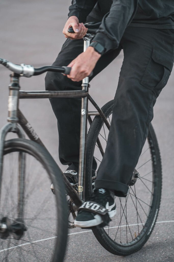 Jackson debout sur son vélo, les deux mains sur le guidon.