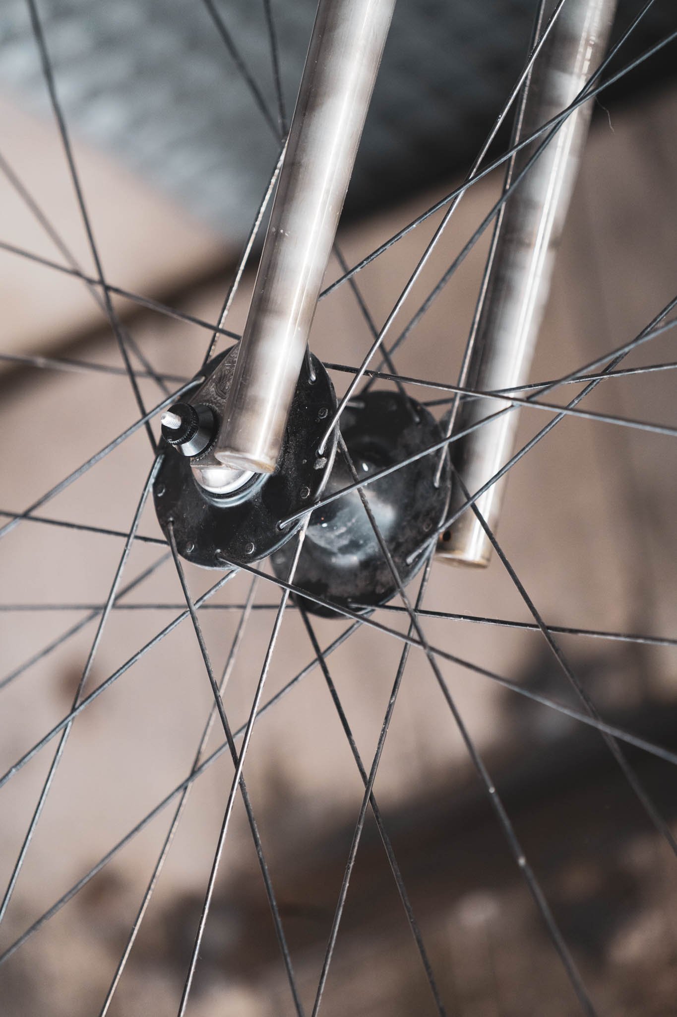 Rayons, moyeu avant et pattes de fourche du vélo de Jackson.