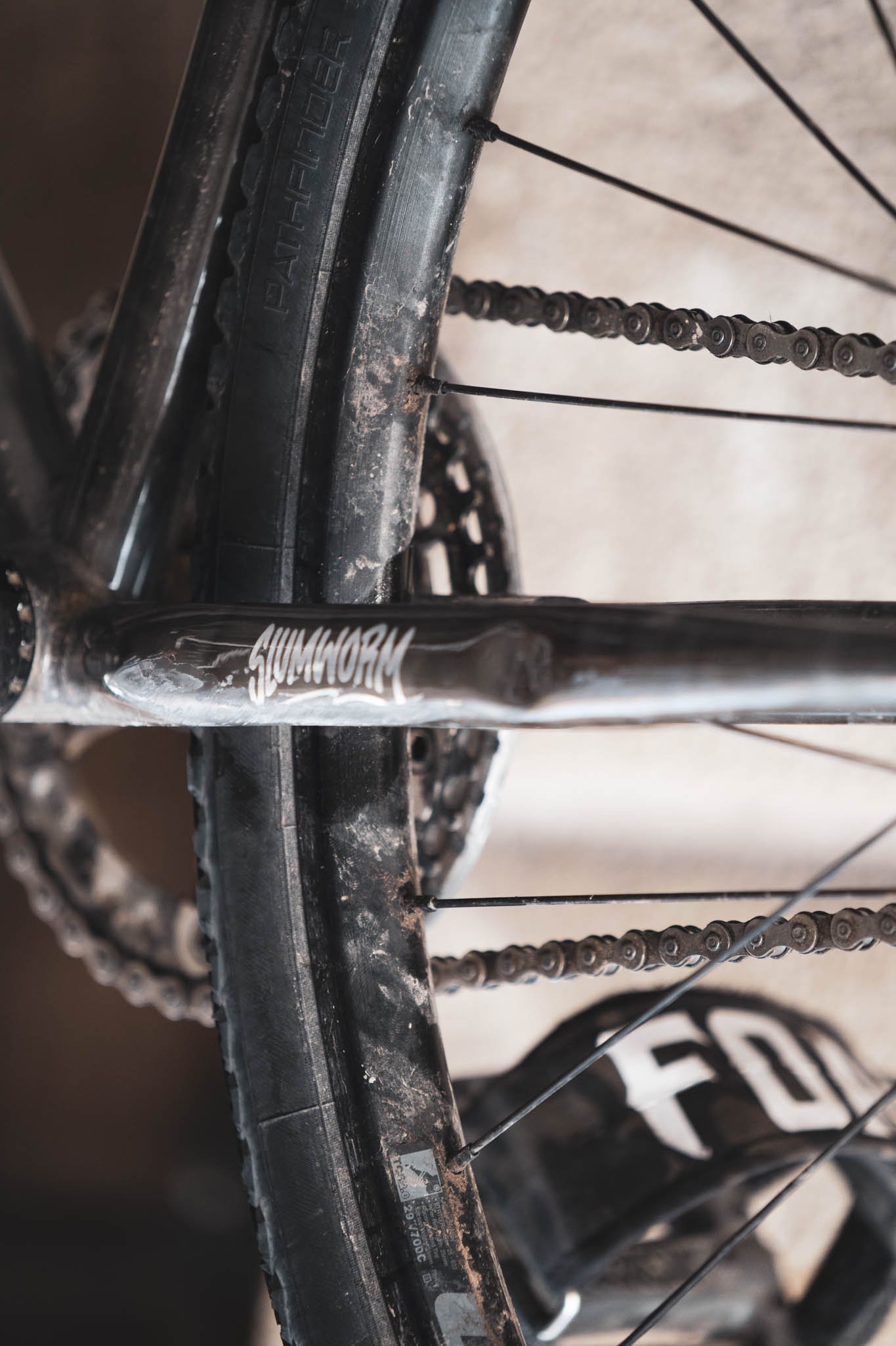 Base arrière marquée, pneu et chaîne du vélo de Jackson.