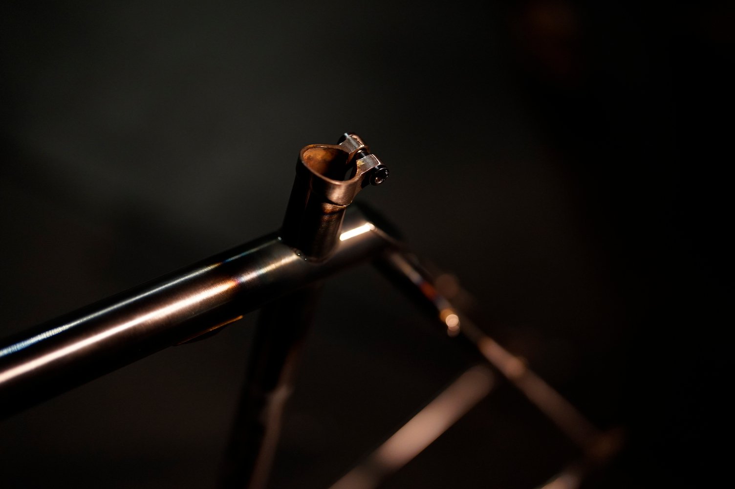 Jonction du tube de selle et collier de selle sur un cadre acier nu.