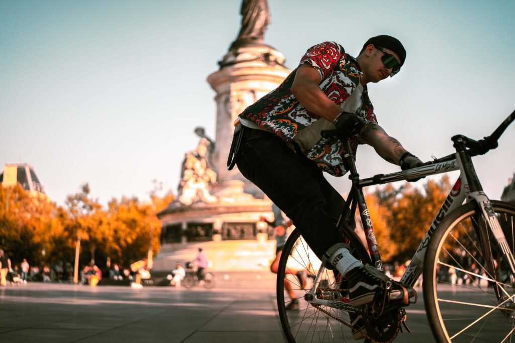 Rider penché sur un Mash devant un monument au coucher du soleil.