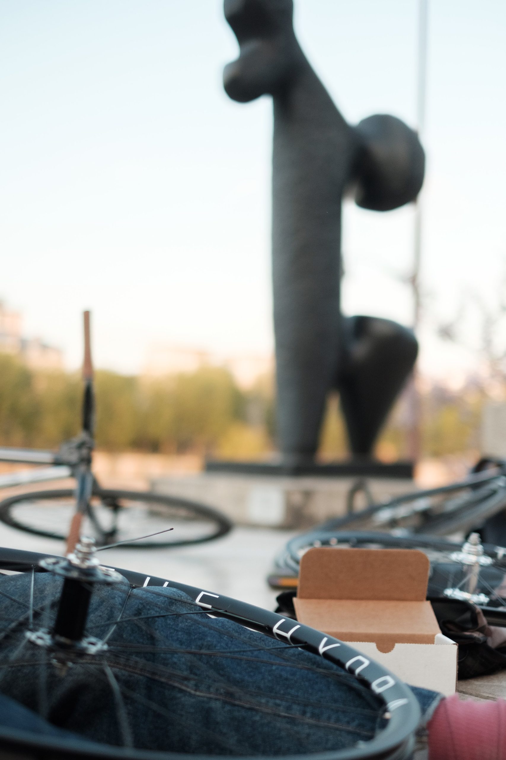 Outils et matériel de montage de roues sur le quai, avec une personne à l’arrière-plan.