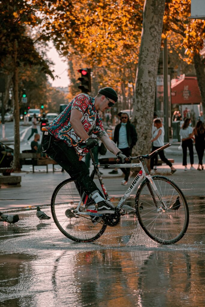 Rider faisant tourner son pignon fixe dans le miroir d’eau.