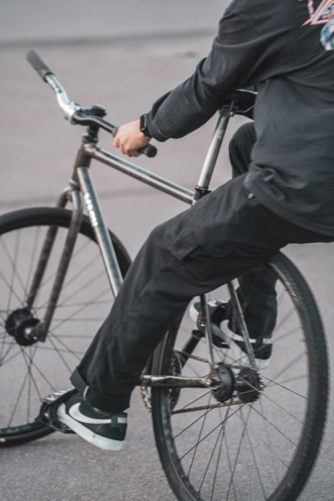 Le pied de Jackson, le strap de pédale et le cadre de son fixie.