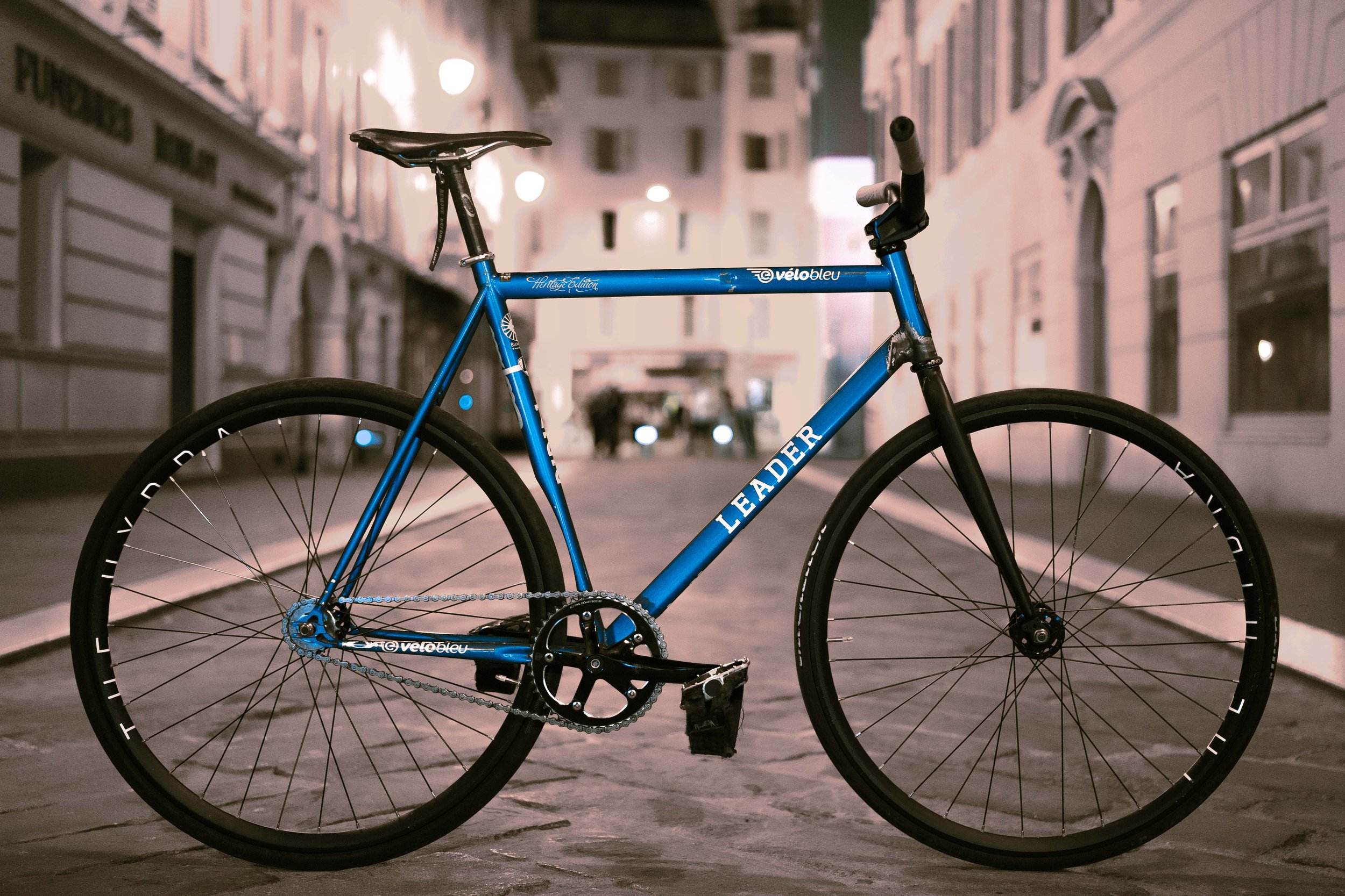 Le Leader 722 bleu d’El Fakijoe photographié de nuit dans une rue de Paris.
