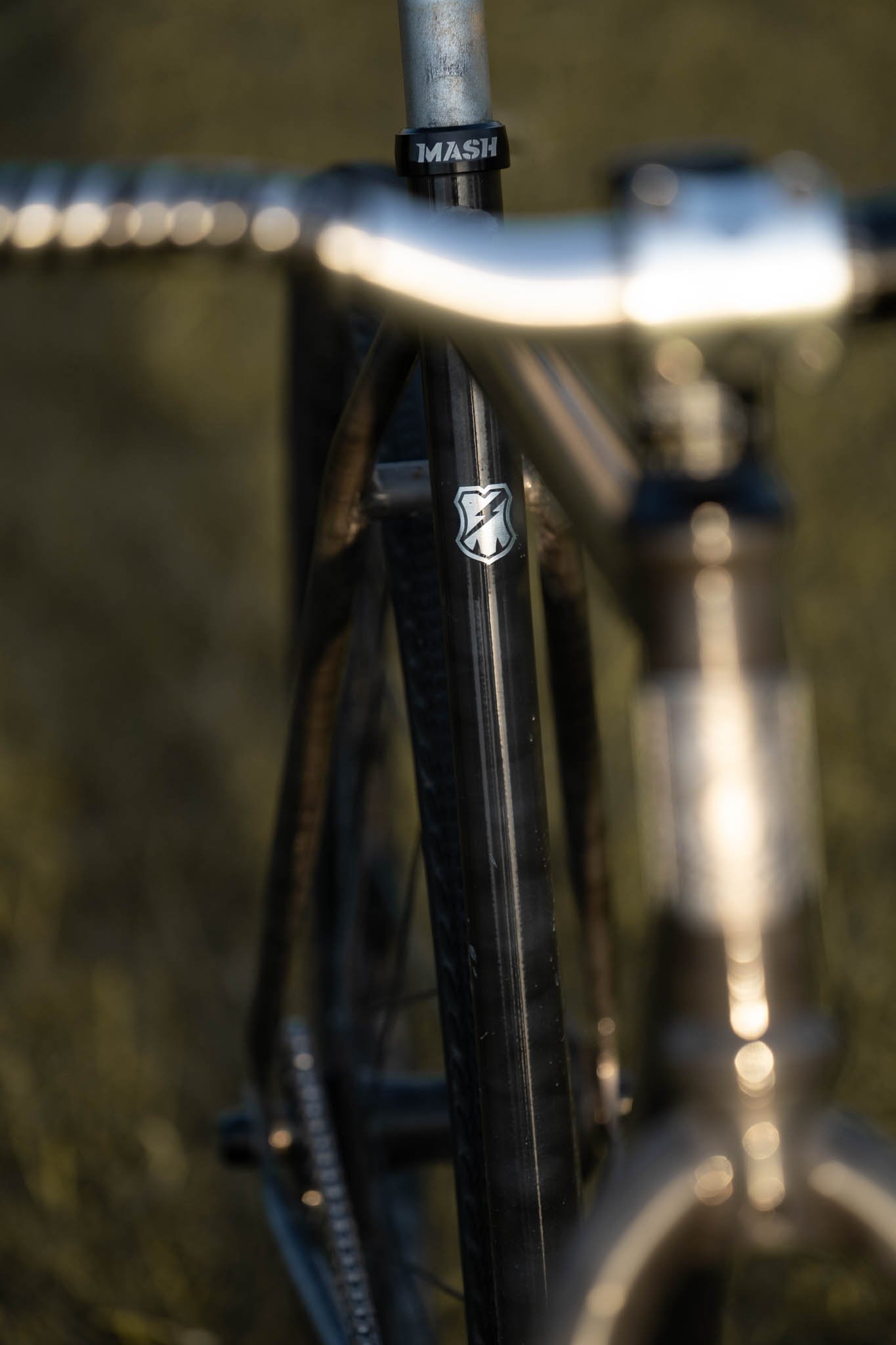 Cadre Mash et avant du vélo dans une lumière chaude.